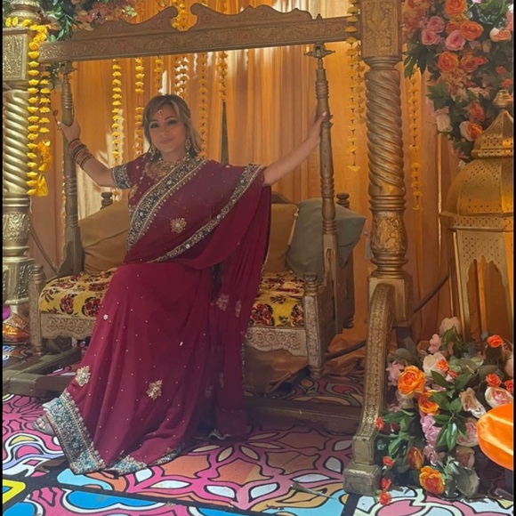 Stunning Saree - Picture 2 of 5